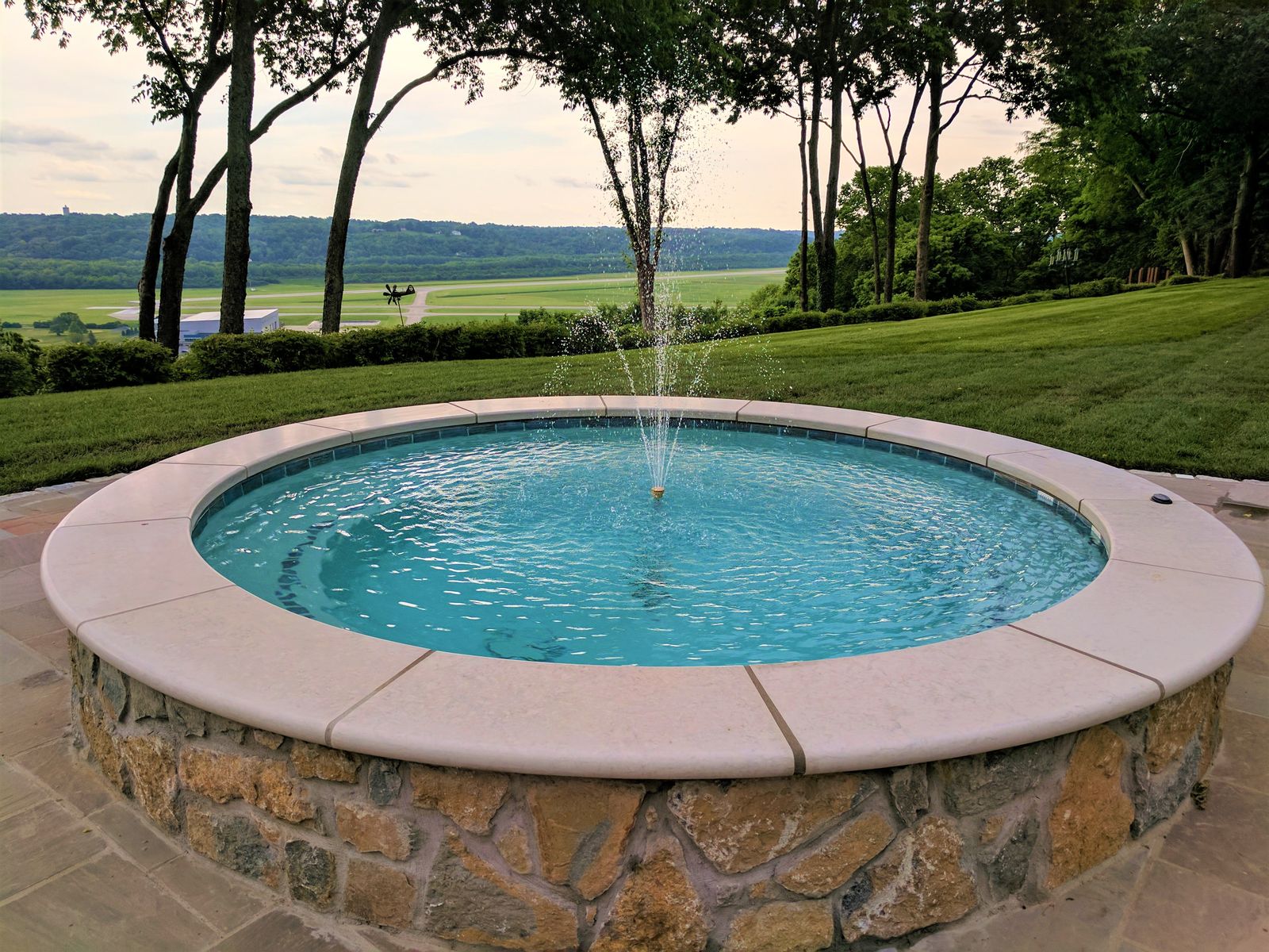 Raised plunge pool with a fountain jet overlooking the valley